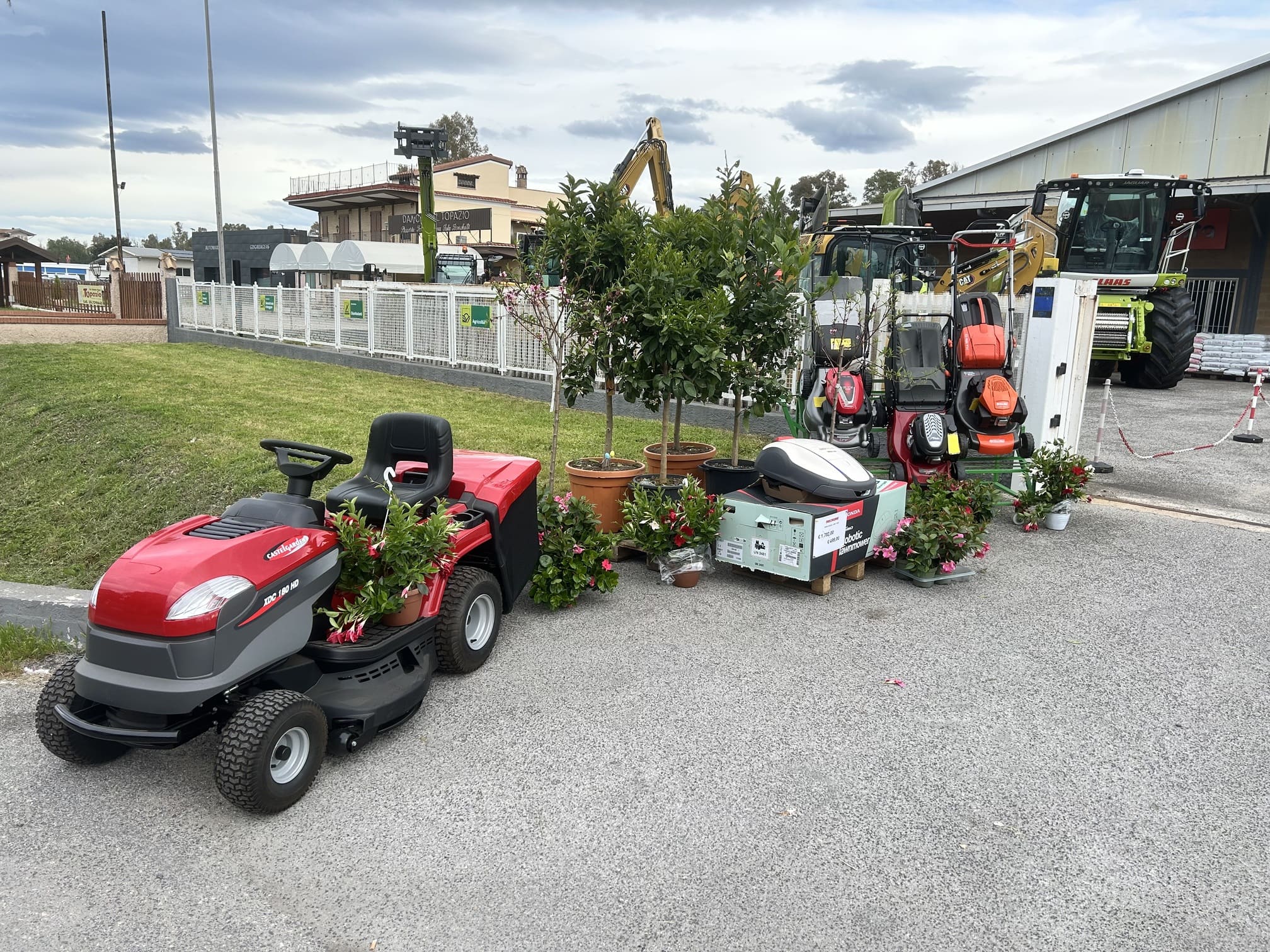 Trattorini, tosaerba e piante da frutta